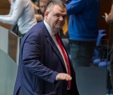Авиоотряд 28 се закрива, луксозните пътувания приключват.