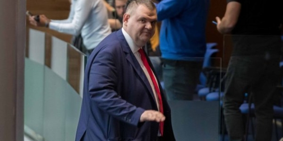 Авиоотряд 28 се закрива, луксозните пътувания приключват.