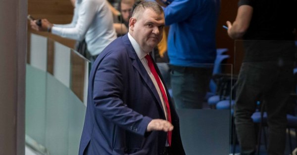 Авиоотряд 28 се закрива, луксозните пътувания приключват.
