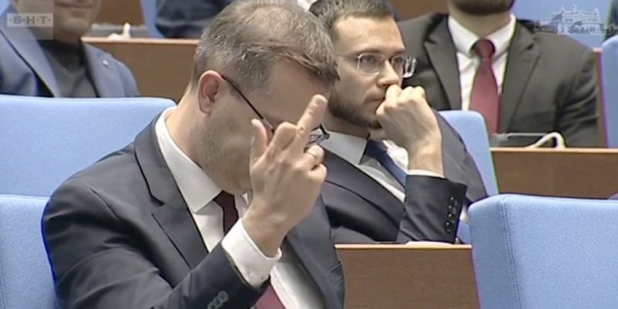 Анастасов отправи неприличен жест към Костадинов в парламента по време на заседание (видео)