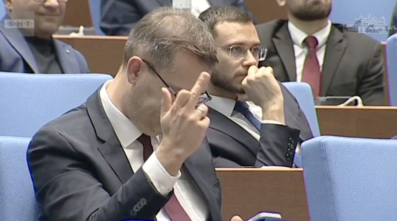 Анастасов отправи неприличен жест към Костадинов в парламента по време на заседание (видео)
