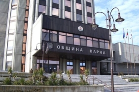 Варненската общинска избирателна комисия обсъжда отстраняването на кмета Коцев на извънредно заседание.