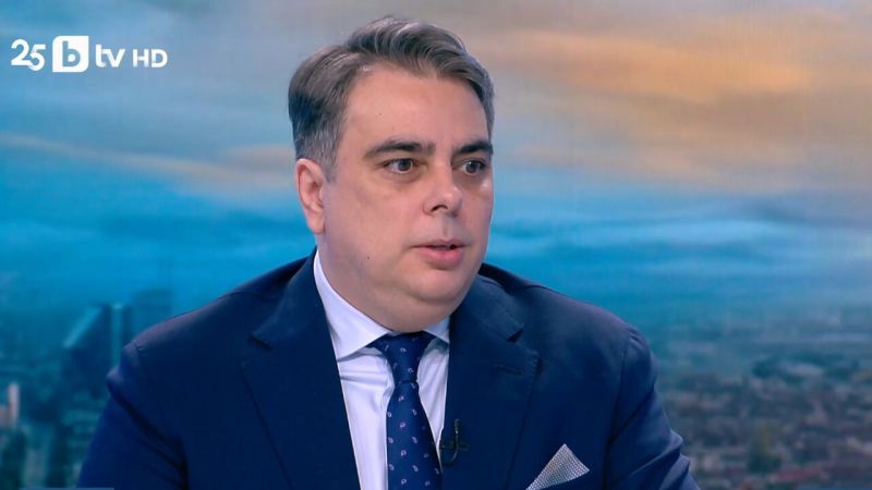 Всеки българин ще плати 600 лева заради бюджетни планове, предупреждава Асен Василев за финансовата 2026 година.
