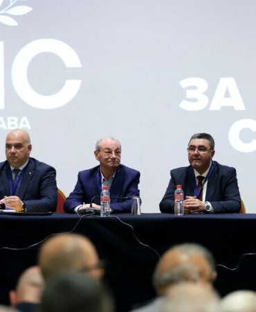 Доган остава начело в ДПС като почетен председател.