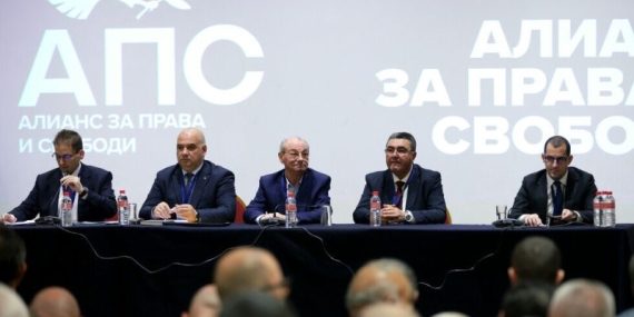 Доган остава начело в ДПС като почетен председател.