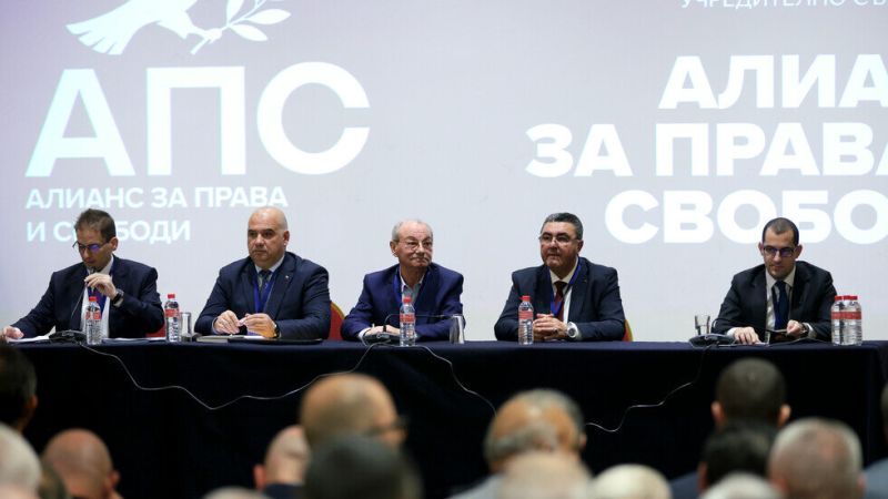 Доган остава начело в ДПС като почетен председател.
