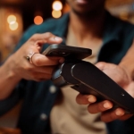 Заплащането с безконтактни карти: Достатъчно защитени ли са личните ни данни?