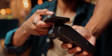 Заплащането с безконтактни карти: Достатъчно защитени ли са личните ни данни?