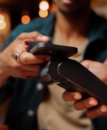 Заплащането с безконтактни карти: Достатъчно защитени ли са личните ни данни?