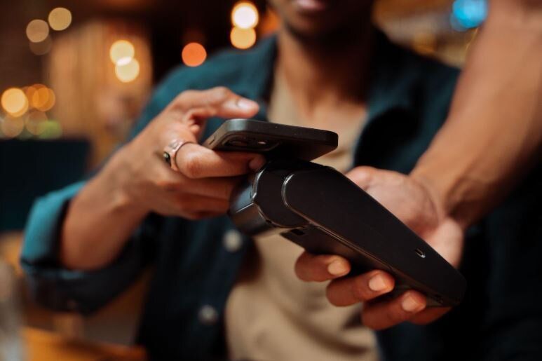 Заплащането с безконтактни карти: Достатъчно защитени ли са личните ни данни?
