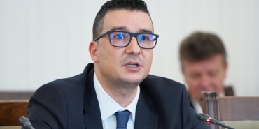 Икономическият министър настоява за дерогация от санкциите за "Лукойл", изразява оптимизъм за успех.