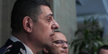 Мирчев твърди, че Пеевски контролира мнозинство в парламента чрез компромати и облаги.