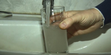 Незаконен кладенец смесва водите на две реки, показа проверка.