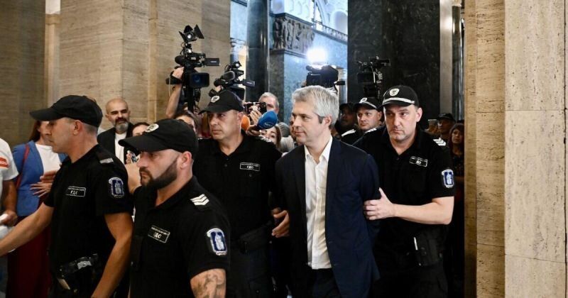 ОИК Варна разгледа сигнали срещу варненския кмет на извънредно заседание.
