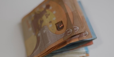 Парламентът Одобри Бюджета на Първо Четене: Заплатите във ВСС Замразени, Минималната - 620 Евро, Разходите - 46% от БВП, Дългът - до 37 Милиарда Евро