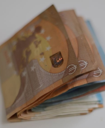 Парламентът Одобри Бюджета на Първо Четене: Заплатите във ВСС Замразени, Минималната - 620 Евро, Разходите - 46% от БВП, Дългът - до 37 Милиарда Евро