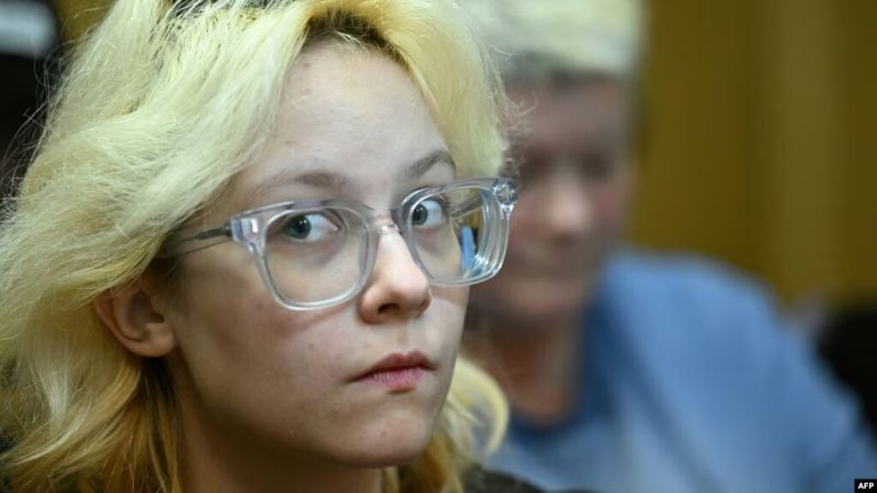 Певица, задържана за критики към Путин, излезе на свобода и напусна Русия.
