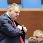 Пеевски призова за коледни бонуси за възрастните хора, депутати от неговата група се включват с дарение от заплатите си.