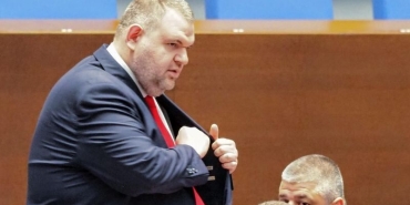 Пеевски призова за коледни бонуси за възрастните хора, депутати от неговата група се включват с дарение от заплатите си.