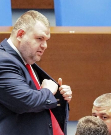 Пеевски призова за коледни бонуси за възрастните хора, депутати от неговата група се включват с дарение от заплатите си.