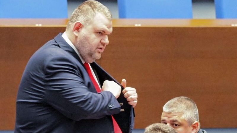 Пеевски призова за коледни бонуси за възрастните хора, депутати от неговата група се включват с дарение от заплатите си.