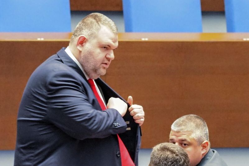 Пеевски призова за коледни бонуси за възрастните хора, депутати от неговата група се включват с дарение от заплатите си.
