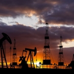 Повишените петролни резерви в САЩ свалиха цените на горивата