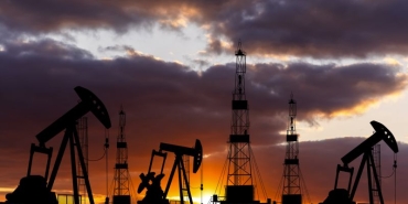 Повишените петролни резерви в САЩ свалиха цените на горивата