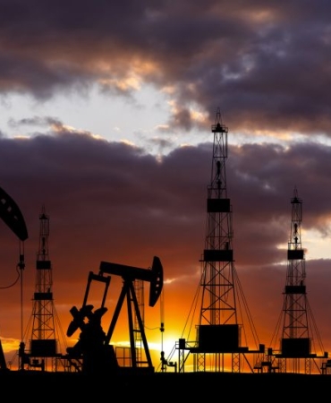 Повишените петролни резерви в САЩ свалиха цените на горивата