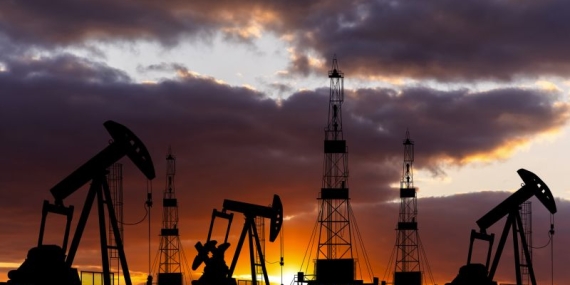 Повишените петролни резерви в САЩ свалиха цените на горивата