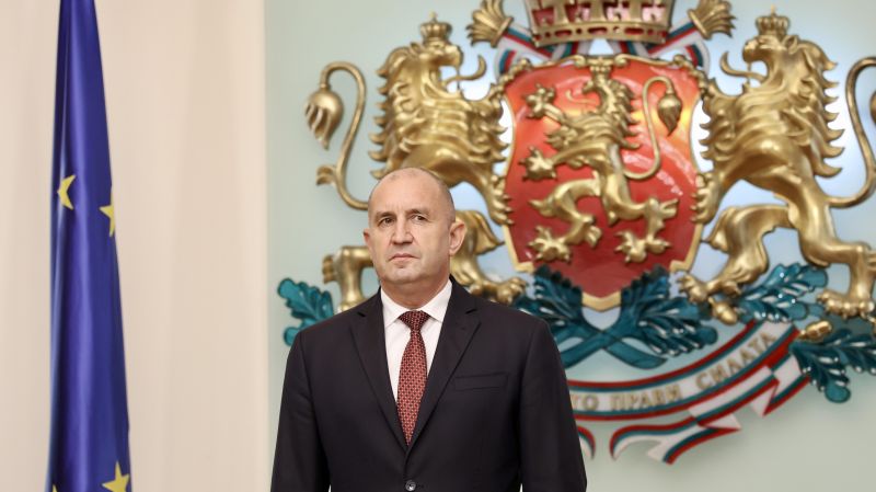 Радев критикува проектобюджета като средство за запазване на властта.
