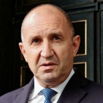 Радев обмисля референдум за еврото сред възможните решения.