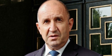 Радев обмисля референдум за еврото сред възможните решения.