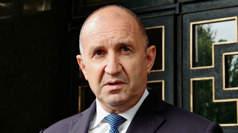 Радев обмисля референдум за еврото сред възможните решения.
