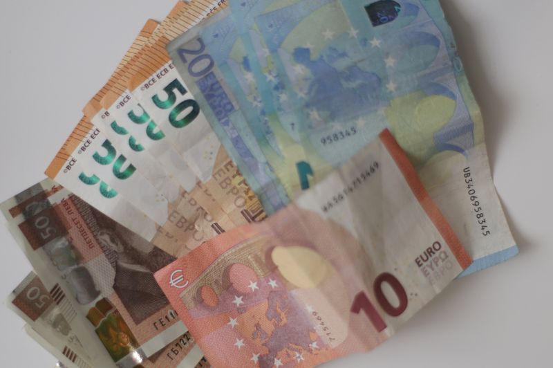 Ръст на осигуровките с над 10% от юли, минималната пенсия достига 346 евро, а максималната - 1738 евро.
