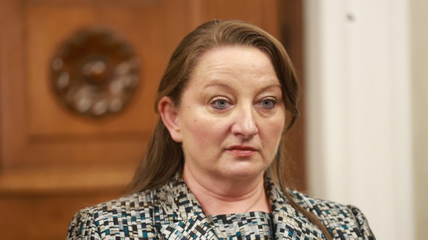 Сачева: Осигурителната вноска и данък "дивидент" няма да бъдат намалени, нужни са средства