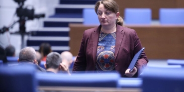 Сачева настоява Гуцанов да гарантира запазването на коледните и великденските добавки.