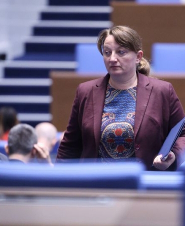 Сачева настоява Гуцанов да гарантира запазването на коледните и великденските добавки.