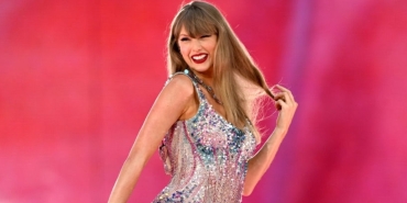 Тейлър Суифт забелязана с близки приятелки: Фенове спекулират за самоличността на шаферките ѝ (СНИМКИ)