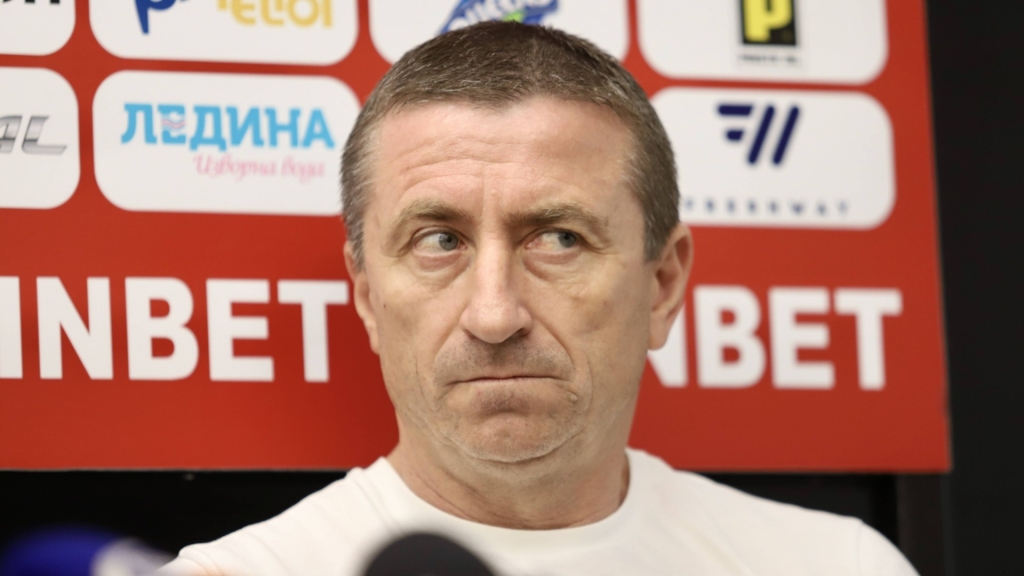 <p><strong>Треньор от Първа лига поставя под въпрос нуждата от ВАР, съдиите се събират на семинар по време на паузата</strong></p>