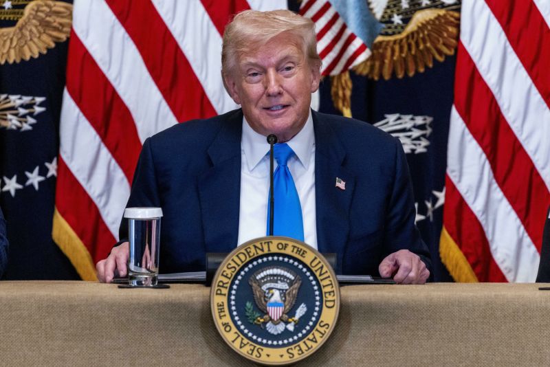 Тръмп атакува остро конгресмени, подкрепящи отказ от незаконни заповеди във въоръжените сили.
