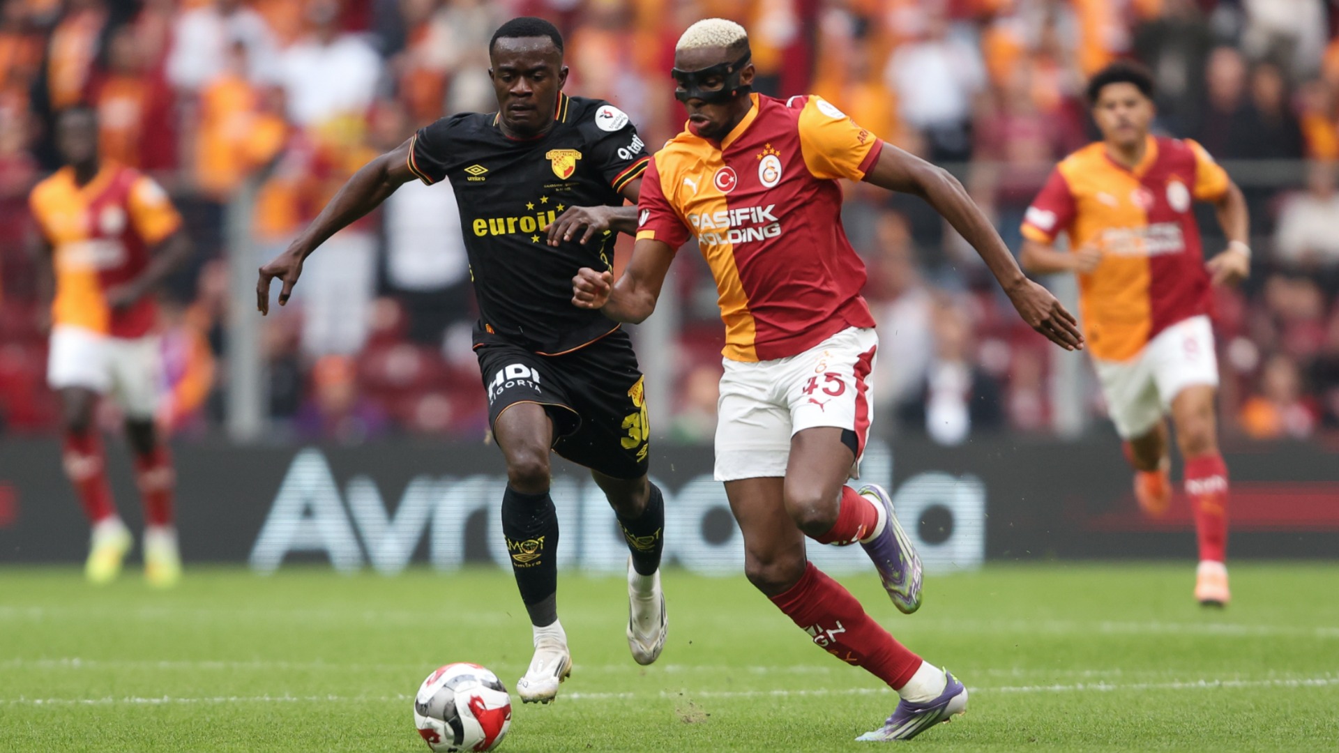 Турция разследва българско участие в афера с нелегални залагания, 600 играчи са призовани за разпит.
