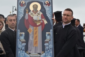 Бургас празнува Никулден с богата рибна трапеза, морски подвизи и пищно улично веселие.