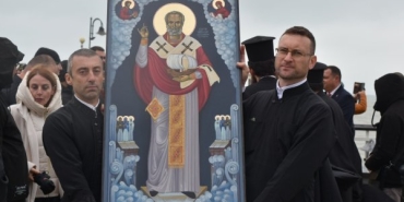 Бургас празнува Никулден с богата рибна трапеза, морски подвизи и пищно улично веселие.