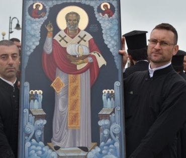 Бургас празнува Никулден с богата рибна трапеза, морски подвизи и пищно улично веселие.