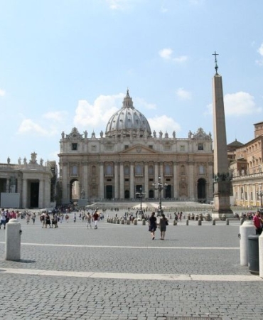 Жените остават извън дяконския сан във Ватикана.