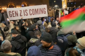 Непълнолетни с маски, боксове и газов пистолет засечени на протеста пред парламента от СДВР.