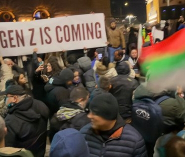 Непълнолетни с маски, боксове и газов пистолет засечени на протеста пред парламента от СДВР.