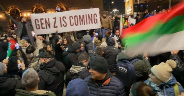 Непълнолетни с маски, боксове и газов пистолет засечени на протеста пред парламента от СДВР.
