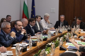 Петкова също отмени медийното отразяване на Националния съвет за тристранно сътрудничество след искане от бизнеса и синдикатите.